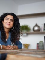 من هي علياء المؤيد؟ خبيرة الوعي الصحي والتشافي الفطري